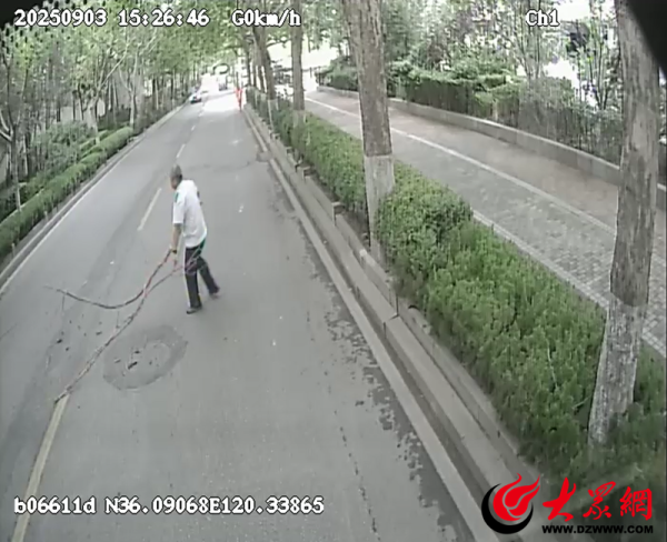 全民配资 公交司机停车清障暖人心，小小善举守护道路通畅